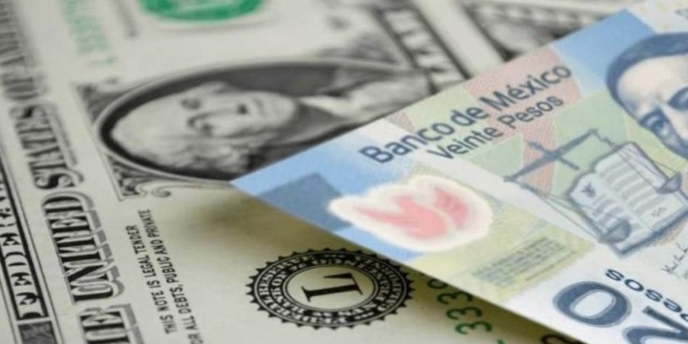 billete de un dólar americano debajo de billete de veinte pesos mexicanos